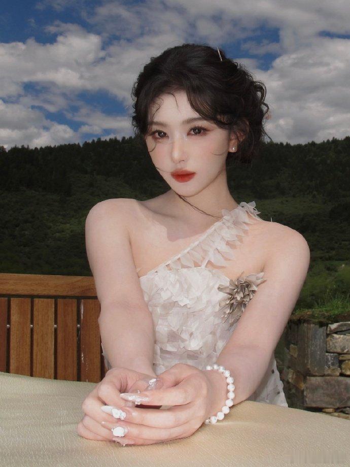 孔雪儿花仙子孔雪儿花仙子造型盘点～好权威的美貌