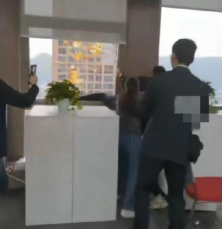 10月24日,重庆某银行一职工欲拉开窗户跳楼轻生,被眼疾手快的同事一把拉住,个别