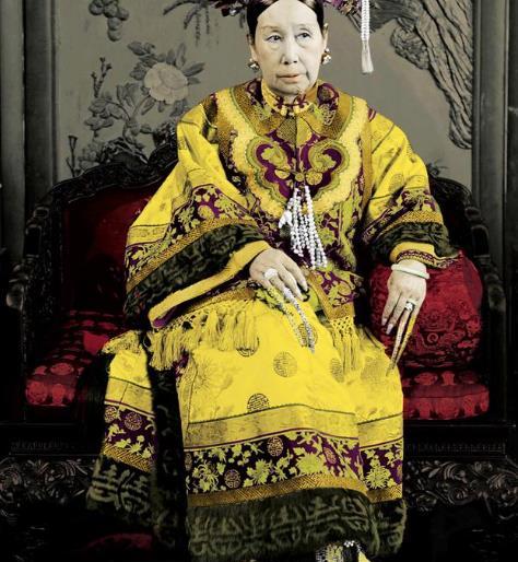 1900年，慈禧西逃时，梳妆台里的两枚核桃不慎落入河中。八国联军的枪炮声越来