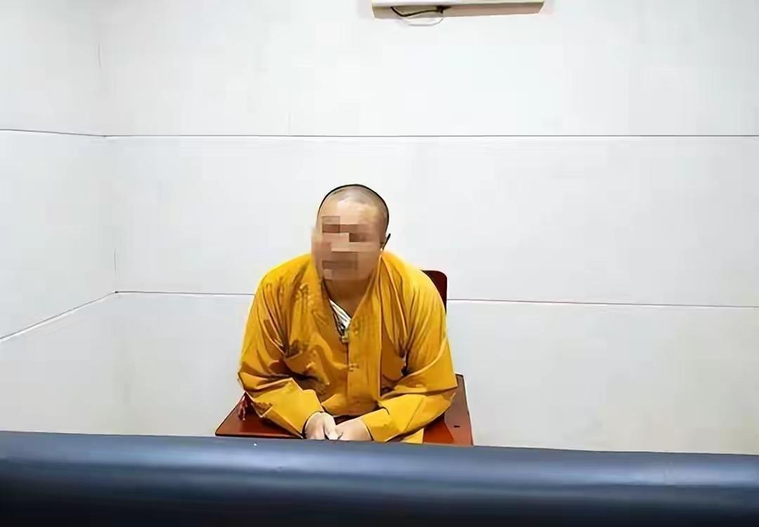吉林洮南市，原副市长蔡景晨。还有个发改局局长张文举。俩人在一个假和尚面前，低头喊