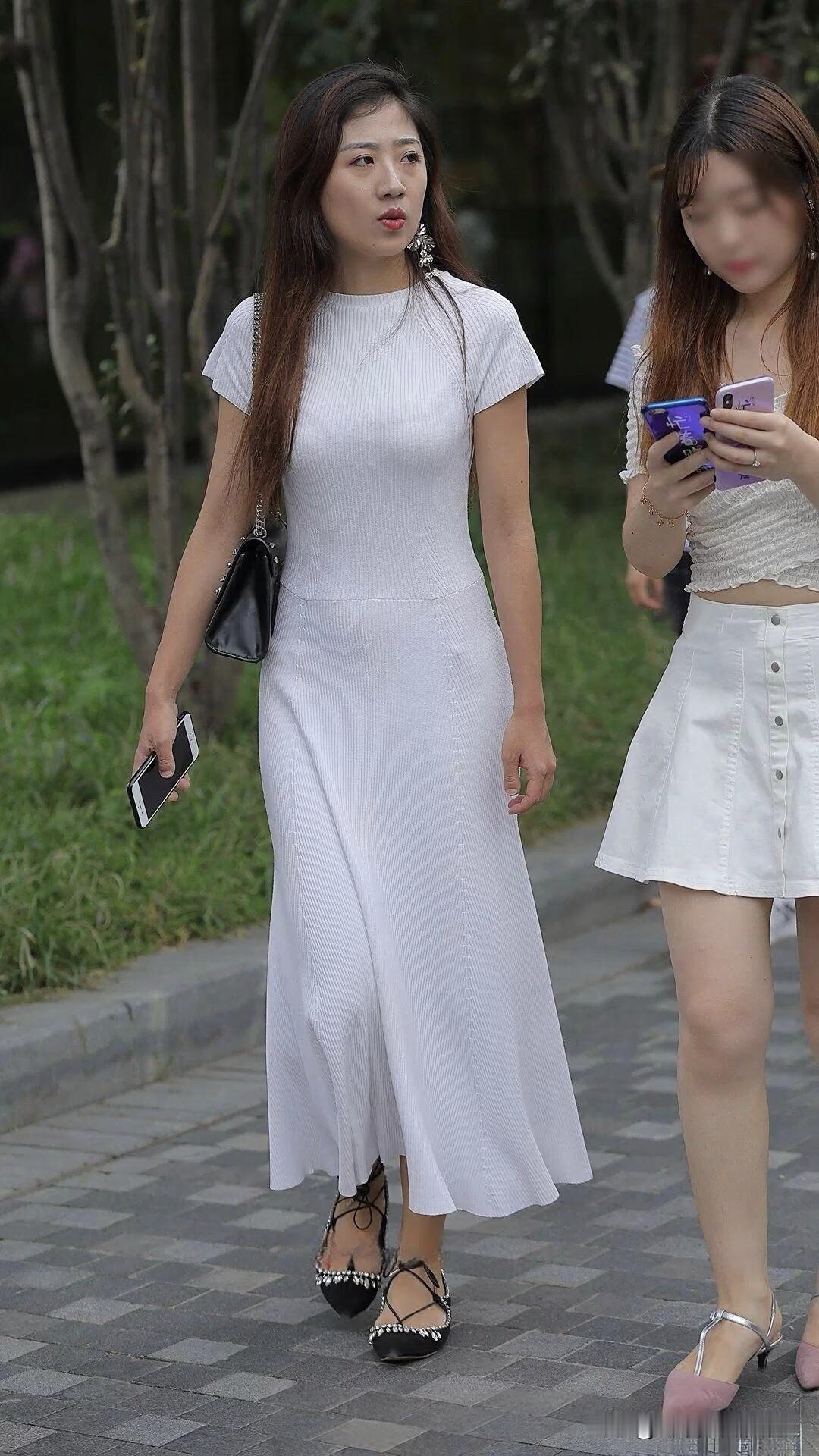 30岁微胖的姐妹们，白色针织裙就是咱们的救星！它简直是丰满身材的绝佳拍档。[比心