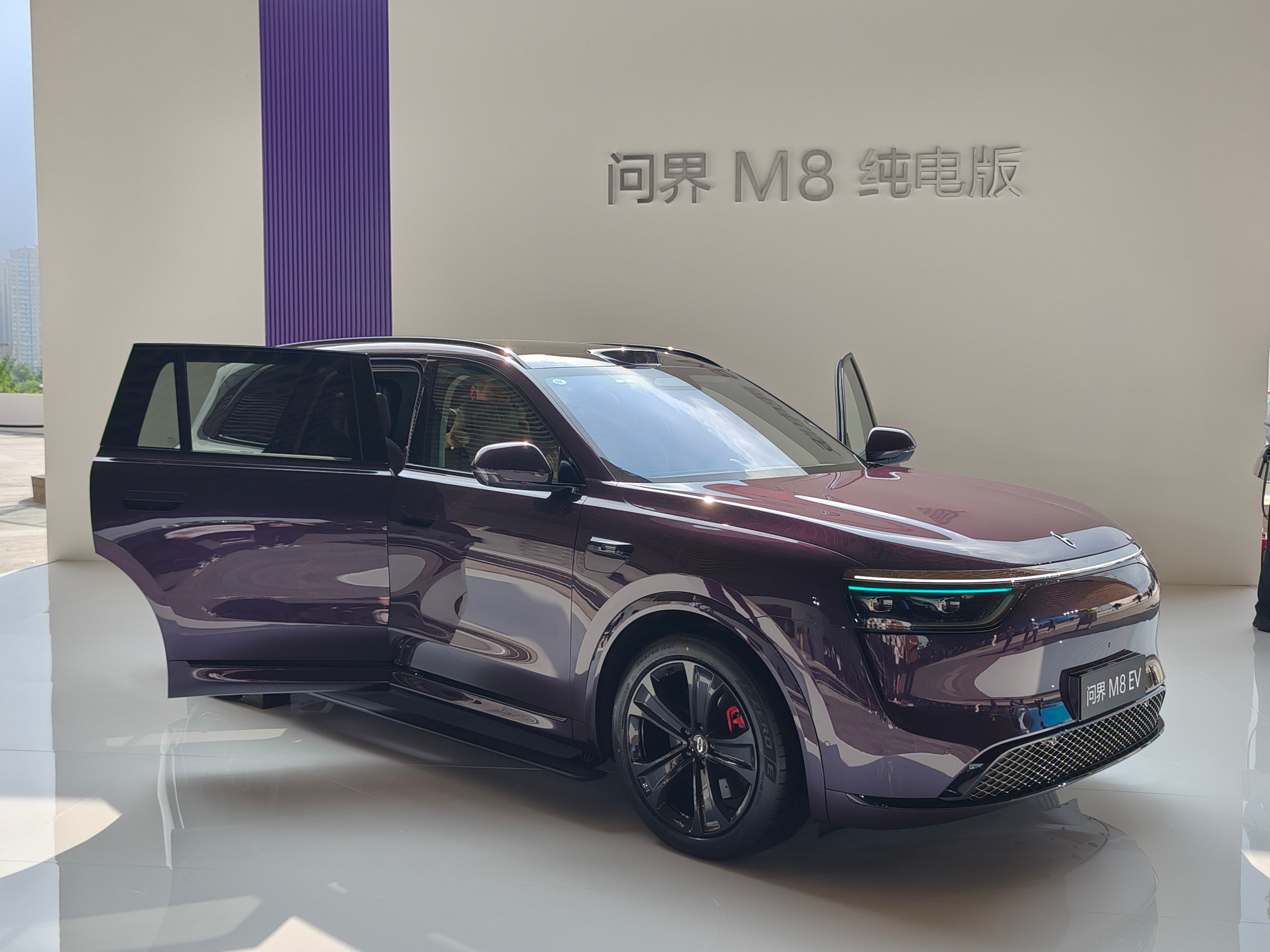 问界M8EV在继承M8优秀品质的同时，还解放出来一个前备箱，光开启方式就有好几种