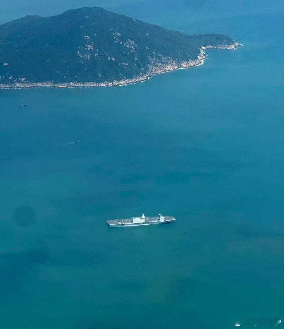 科研航母出海，甲板上有东西，应该是无人机​​​