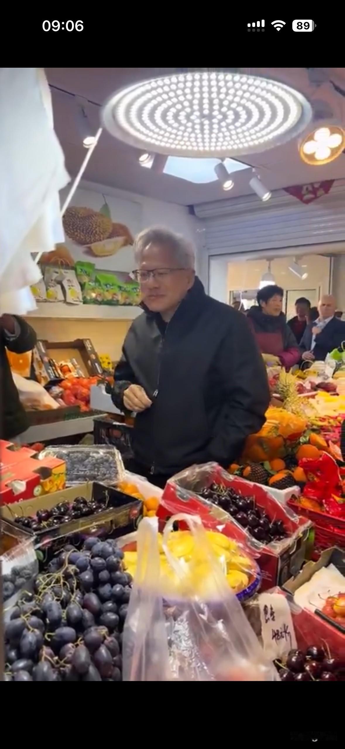 哈哈哈老黄吃拿卡要的样子，很像个来水果摊上的城管[呲牙笑][呲牙笑][呲牙笑]