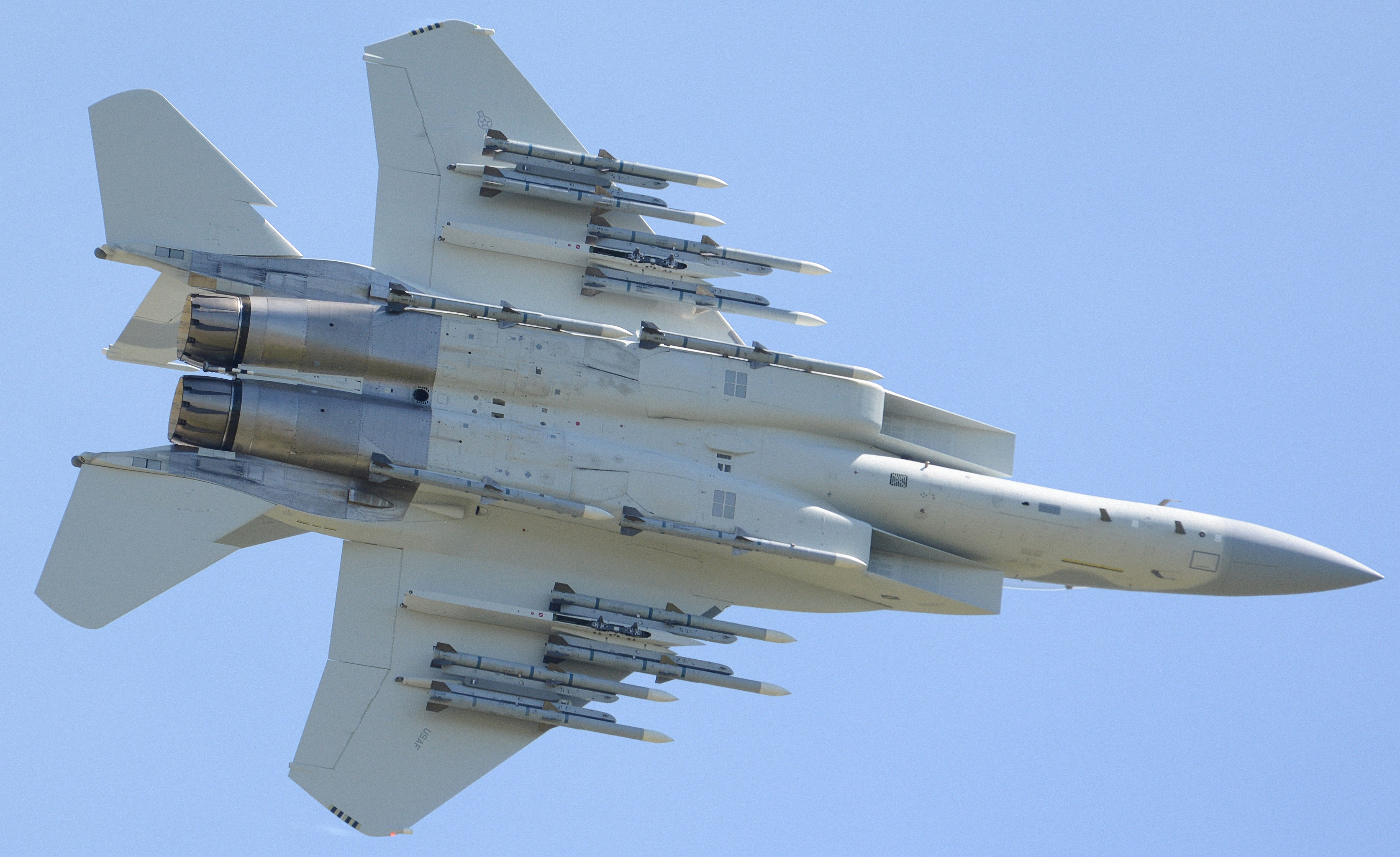 高分辨率图像挂载12发AIM120的F15