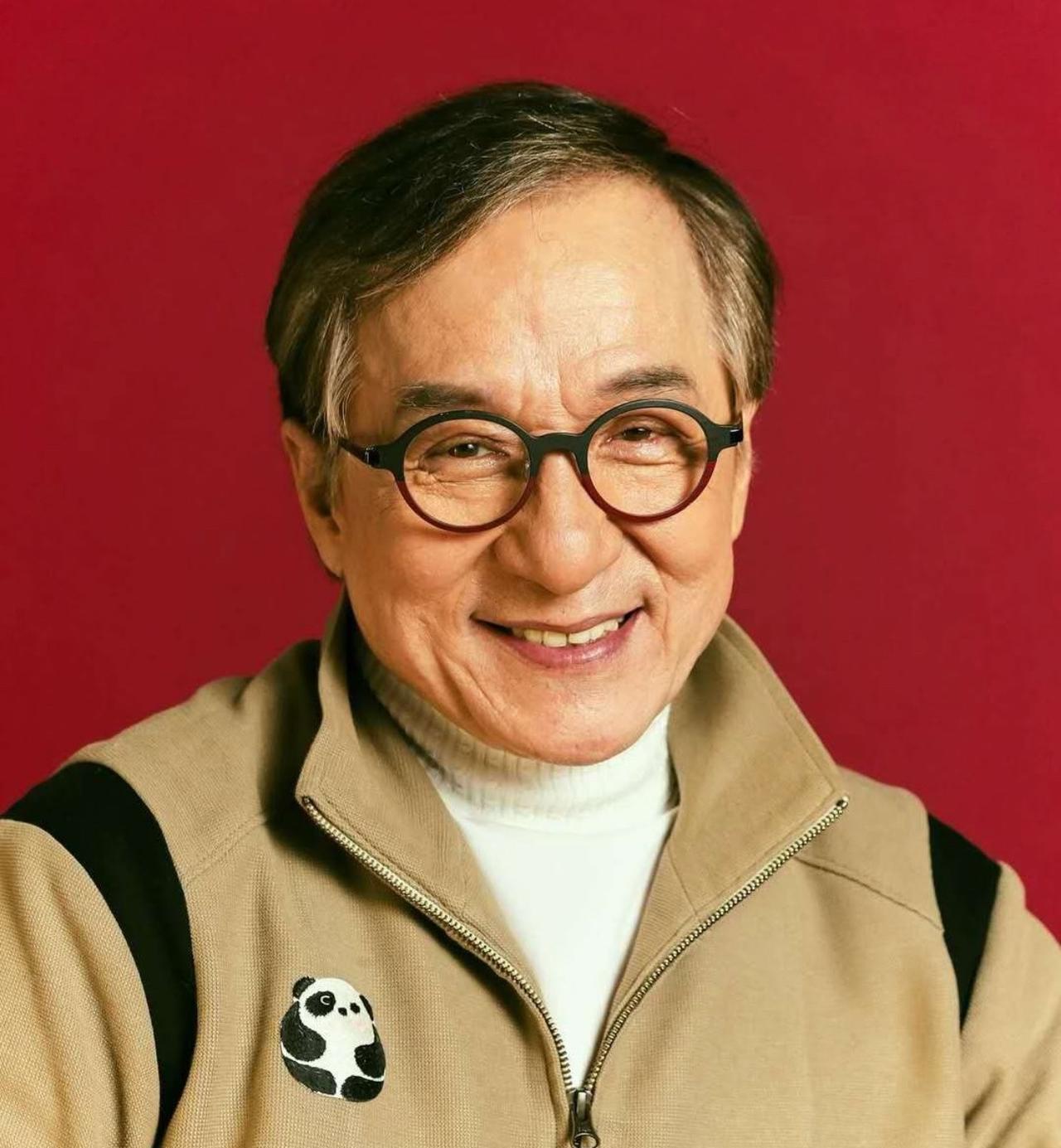 看《捕风追影》时，71岁的成龙在洗衣房和两位年轻演员打斗，突然明白了，他不是