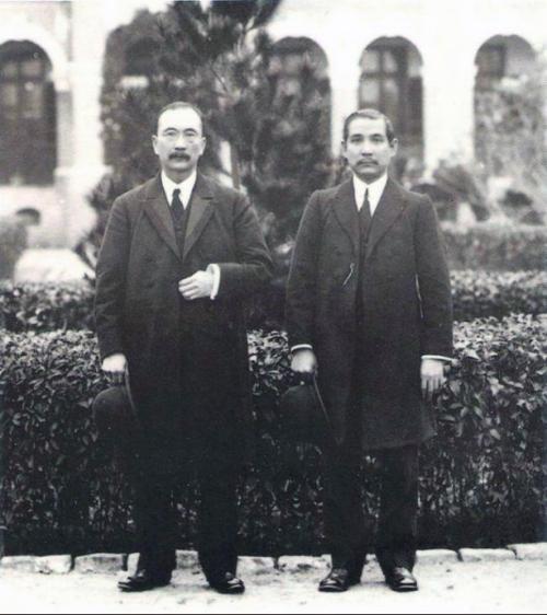 1912年3月25日，孙中山和唐绍仪在南京总统府合影。此时的孙中山已经卸任总统职