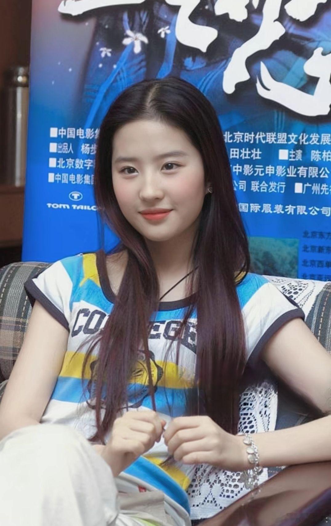 早期的刘亦菲有点像颗水蜜桃，娇憨又美好