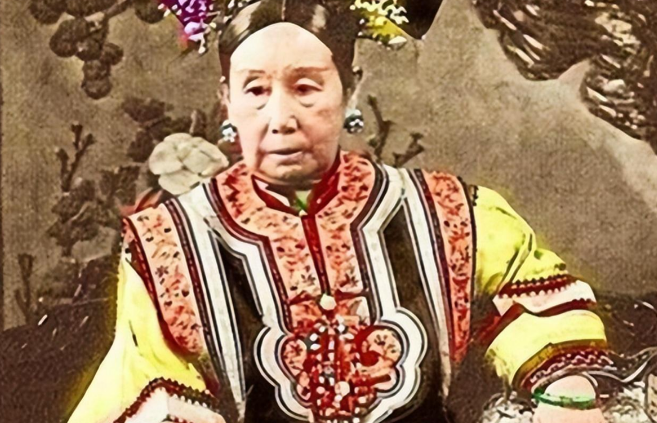 1900年，慈禧狼狈逃窜至山西首富家，临行时，慈禧让乔家借她10万两，乔致庸扑通
