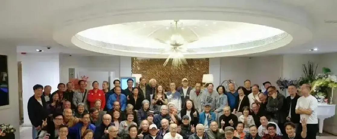 68岁周润发AA制请客九龙城那家老酒楼，周润发掏出钱包，把账单平摊到20个