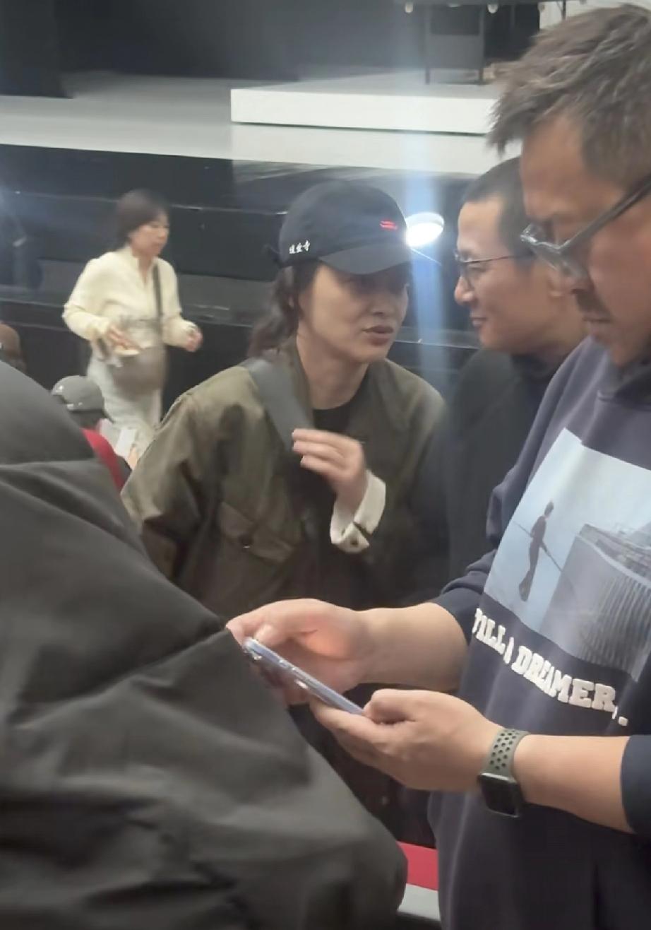 4月10日，梅婷与老公曾剑还有王学兵一起在北京看话剧《遗爱寺》首演，梅婷两口子卿