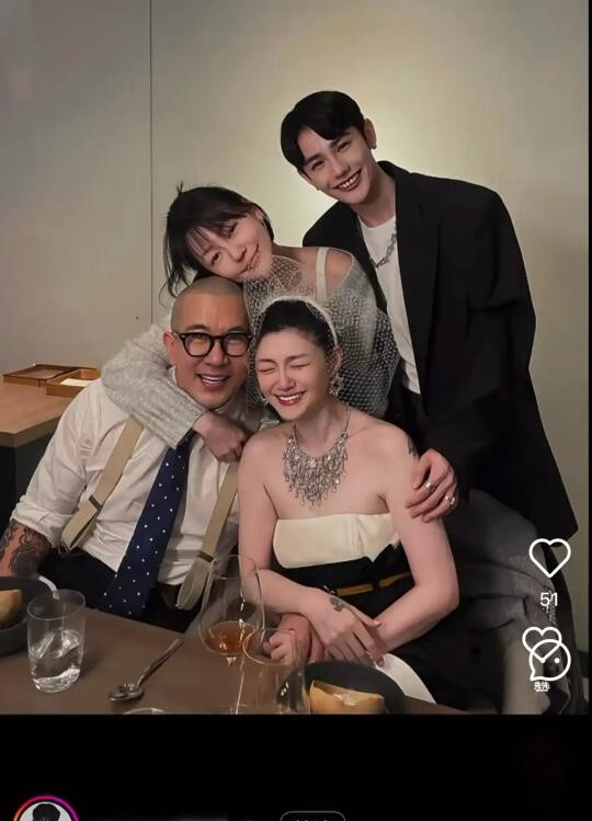 具俊晔罕见婚纱照曝光，两人十指紧扣太幸福