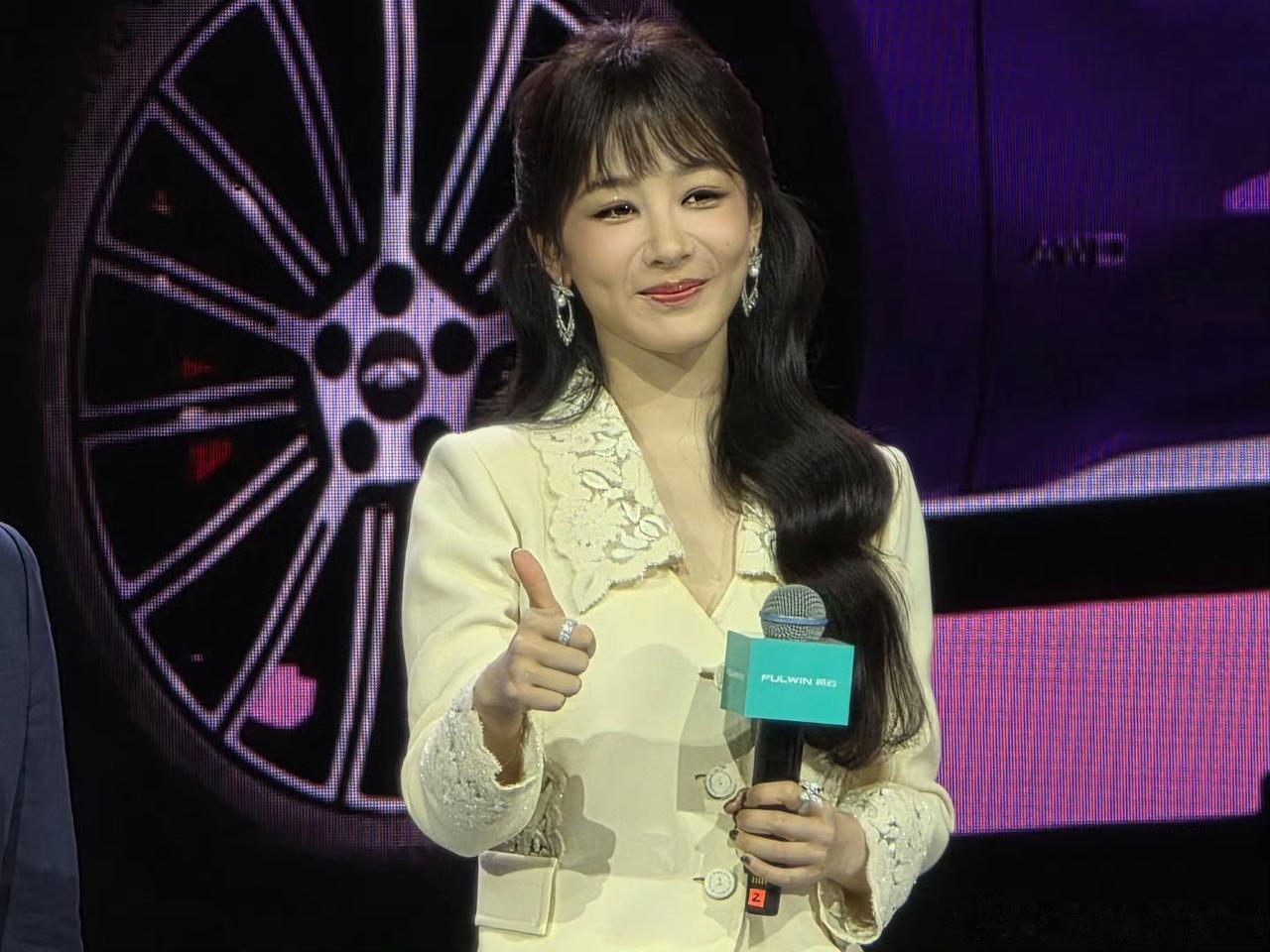 emm……，这衣服配上这笑容，确实蛮像女企业家的……这祖传的笑容，以前还只是