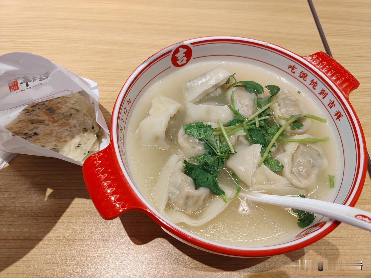 在高铁站的这份午餐，芹菜肉馄饨23元，葱油饼8元，合计31元。这个价格还算合理吧