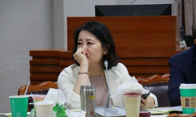 吴思瑶昨夜哭了民进党团干事长吴思瑶今天（30日）自称，她29日在立院深夜协商时