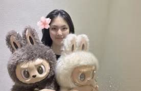 别人家小孩在抢盲盒，王诗龄直接去英国的泡泡玛特公司选库存。看到李湘带着王诗龄