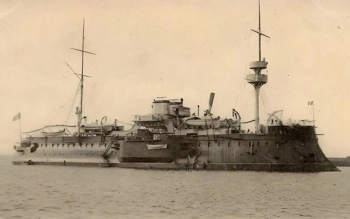 1886年，法国海军铁甲舰“库尔贝”号，该舰于1875年7月开工，1882年4月