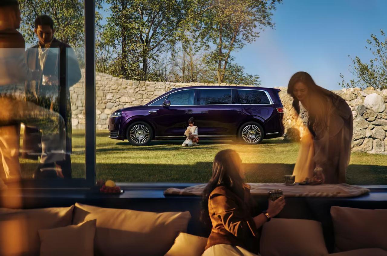 MPV的二排老板座，躺平那一刻最舒服也最危险——普通气囊根本够不着！鸿蒙智行发布