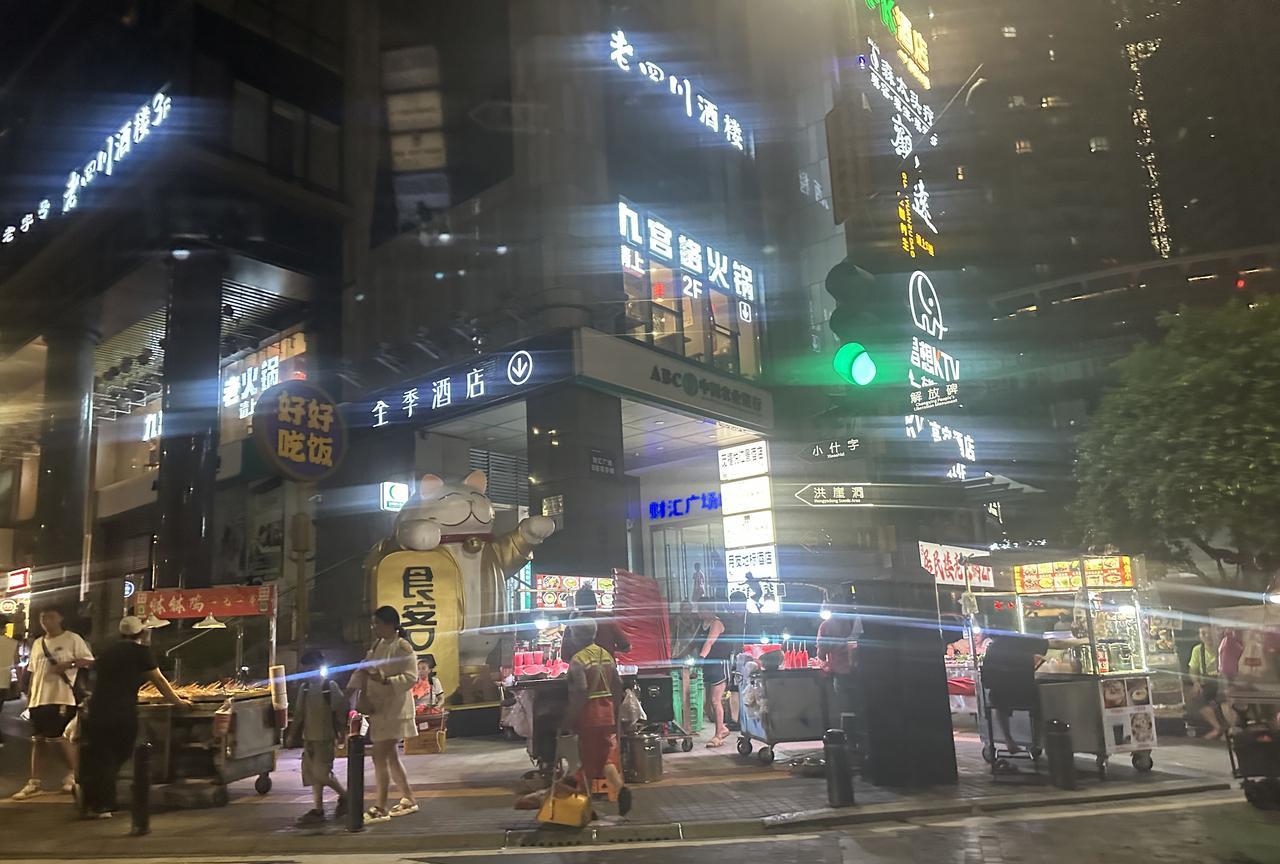 7月29日，星期二深夜，重庆洪崖洞解放碑一带，人声鼎沸，夜猫子太多了！因为今天白