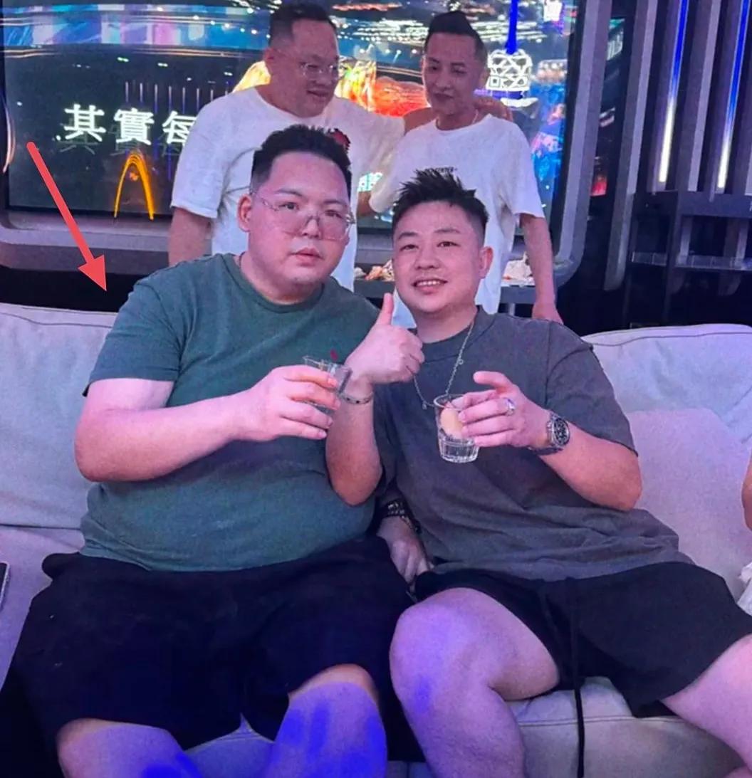 向佐的弟弟向佑原来长这样子！向华强有两个儿子，一个向佐，一个向佑，这个不是秘