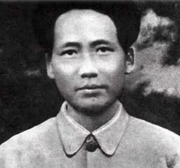 1933年，毛主席躲进了一农户家里，不料国民党随后包围了村子四处搜查，农妇淡定地