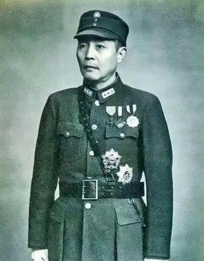 1933年，一列往南的火车上，国民党保定行营主任钱大钧掀开包厢帘子，看见角落里那