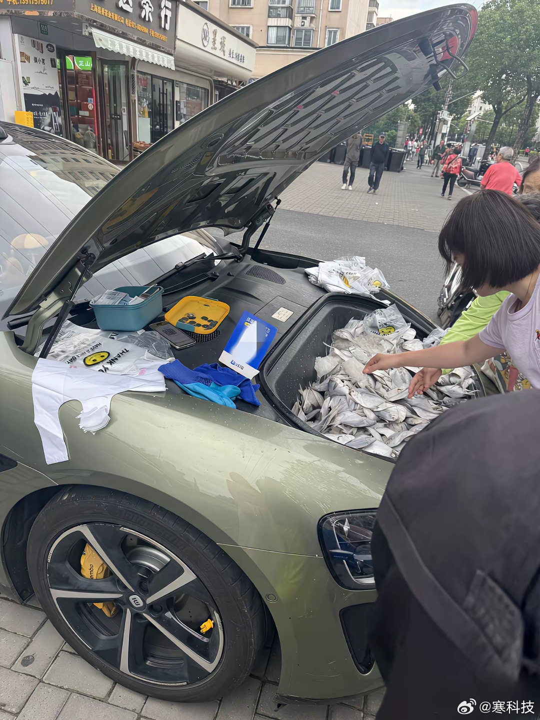 某些小米车主想法确实厉害，在跑车上卖鱼还是第一次见，这些大妈​的购买体验感应该很