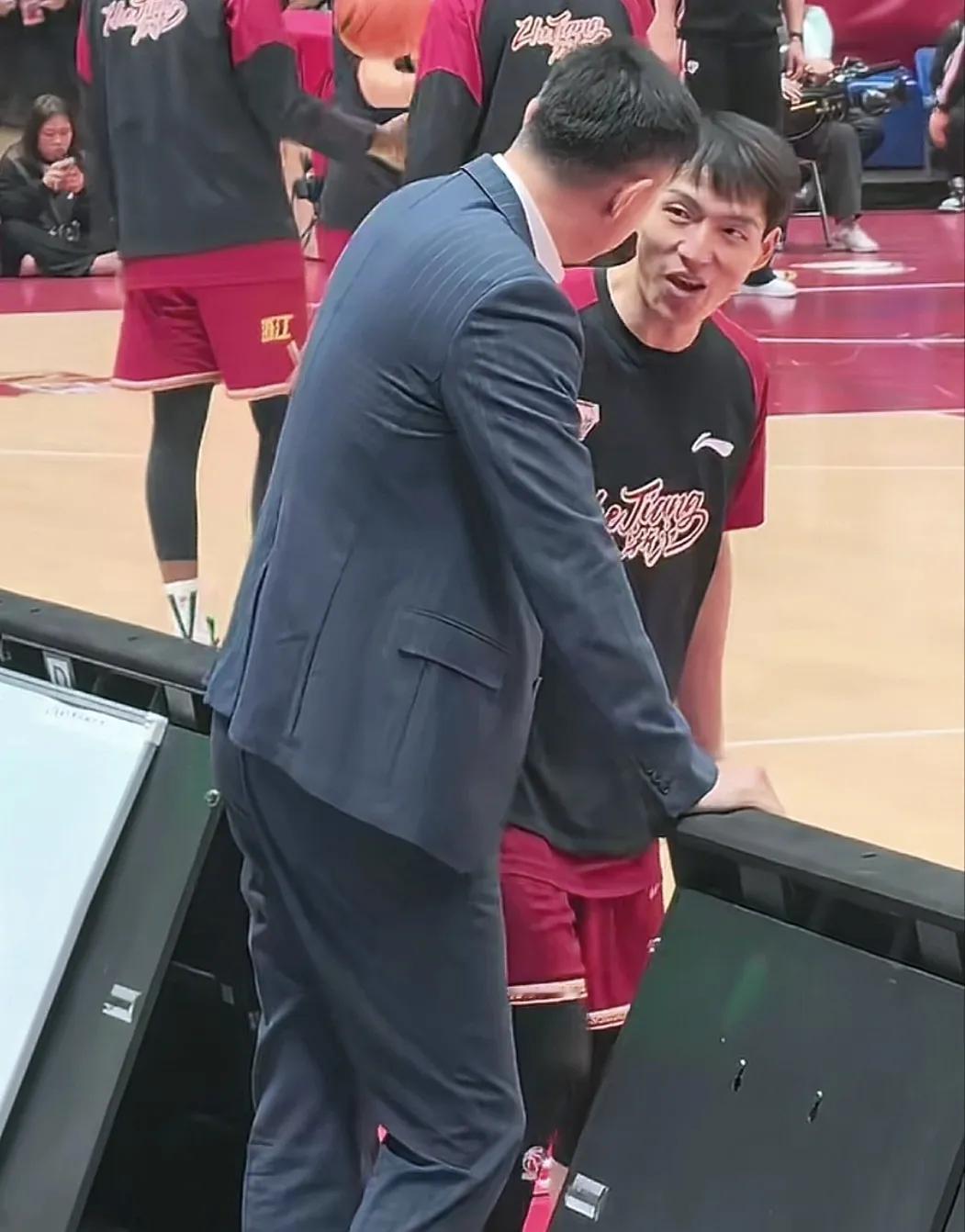 杜锋和吴前相谈甚欢，说什么呢？杜锋:吴前有钱啊。吴前:杜导，我的偶像啊。杜