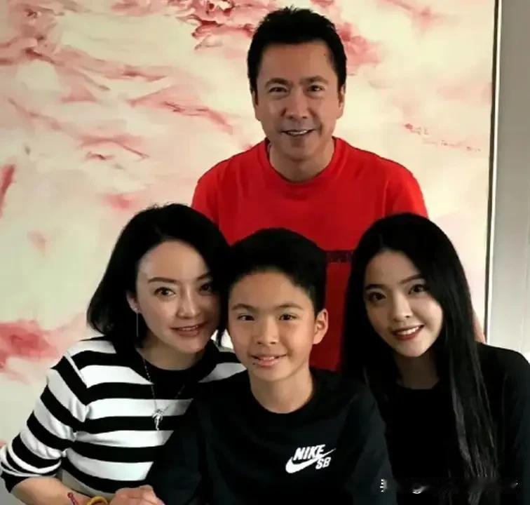 王中磊的妻子也开启了短视频生涯，公开谈论豪门女人的素养。她叫王晓蓉，重庆辣妹子
