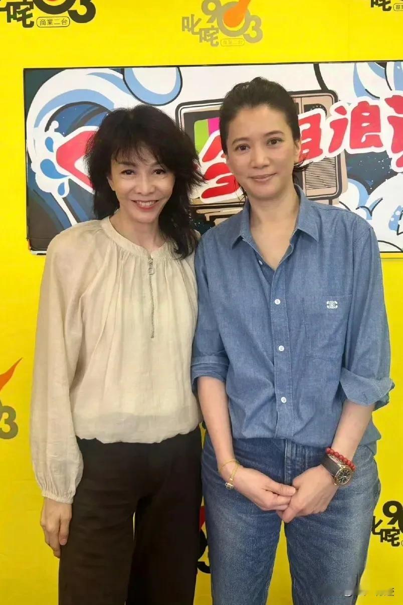 有没有被袁咏仪旁边那位阿姨的笑容吓到？其实，她曾经也是美女来着，后来害怕变老，去