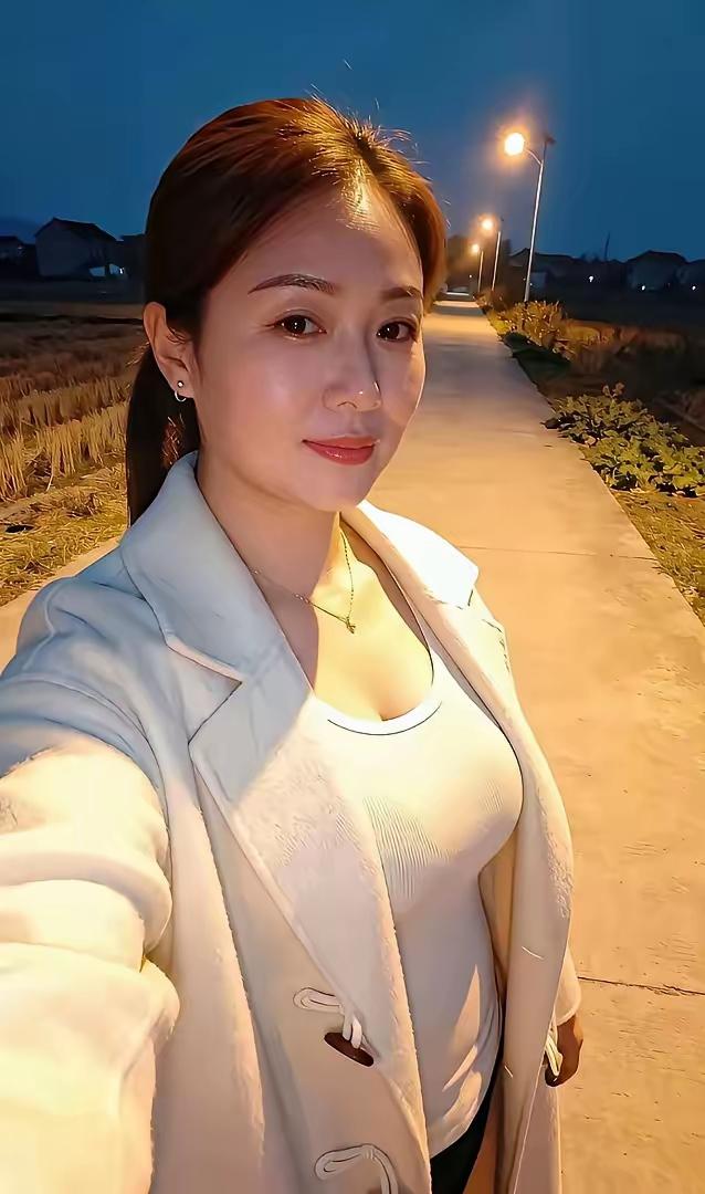 回到家乡，空气清新，月亮明亮，心情都是好的，而且还不热