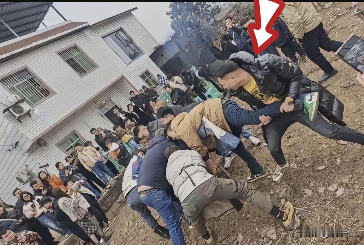 按猪活动冤种天花板来了！黑羽绒服大哥绝对最亏，亏的不是2万+衣服破了，不是没吃上