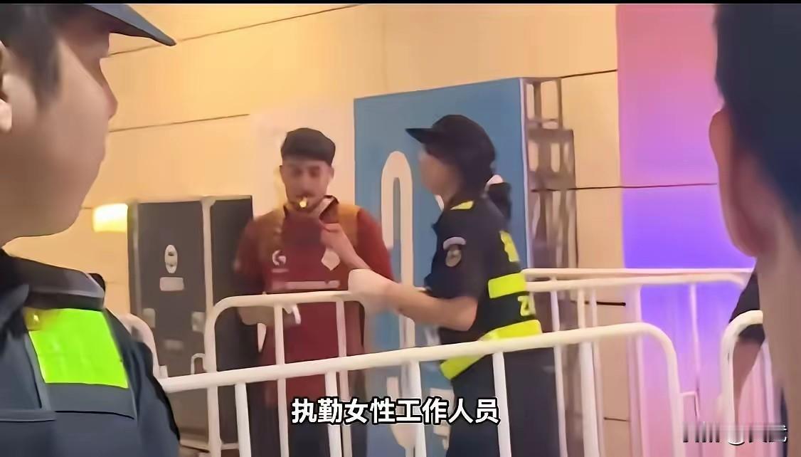 9月16日，上海一名外籍参赛选手在室内禁烟区抽烟，现场执勤的女安保人员没有劝阻，