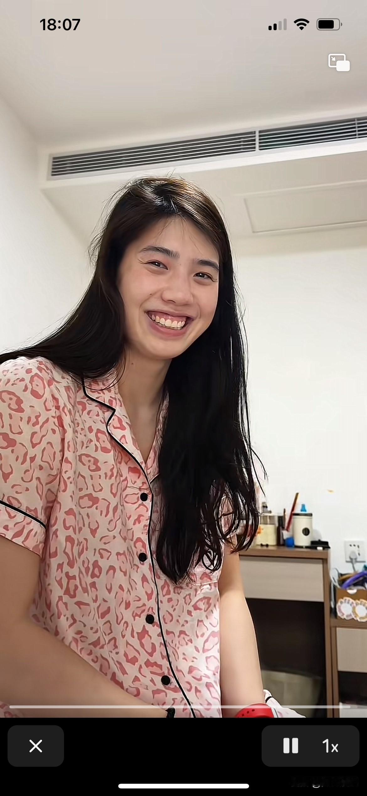 张雨霏老师被自己的素颜下了一跳，穿着睡衣就拍视频，真的不怕网暴啊，不过还是有素颜