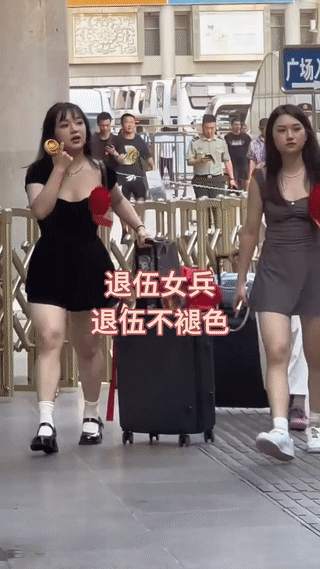 这几个刚刚退伍不久的女兵，看起来真是英姿飒爽！她们在部队服役的时候，都剪了短发