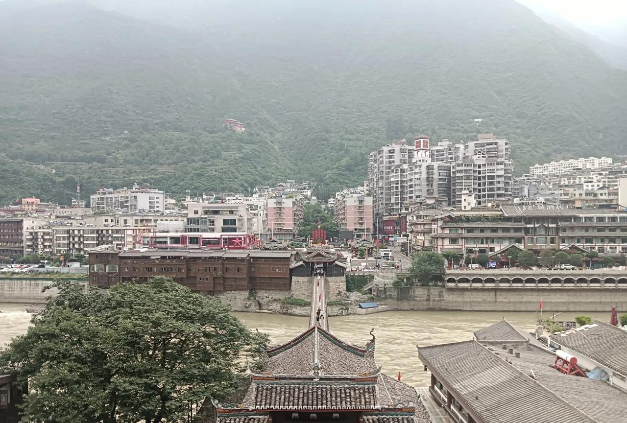 自驾游西藏第三天。从康定城出发，又返回到泸定县去看泸定桥，这座横跨雅砻江的铁索