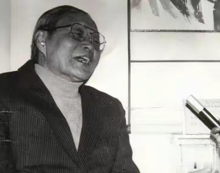 沉浮半生终得坦荡，一句夸赞道尽岁月沧桑1980年冬，香港一家宾馆，沈醉与阔
