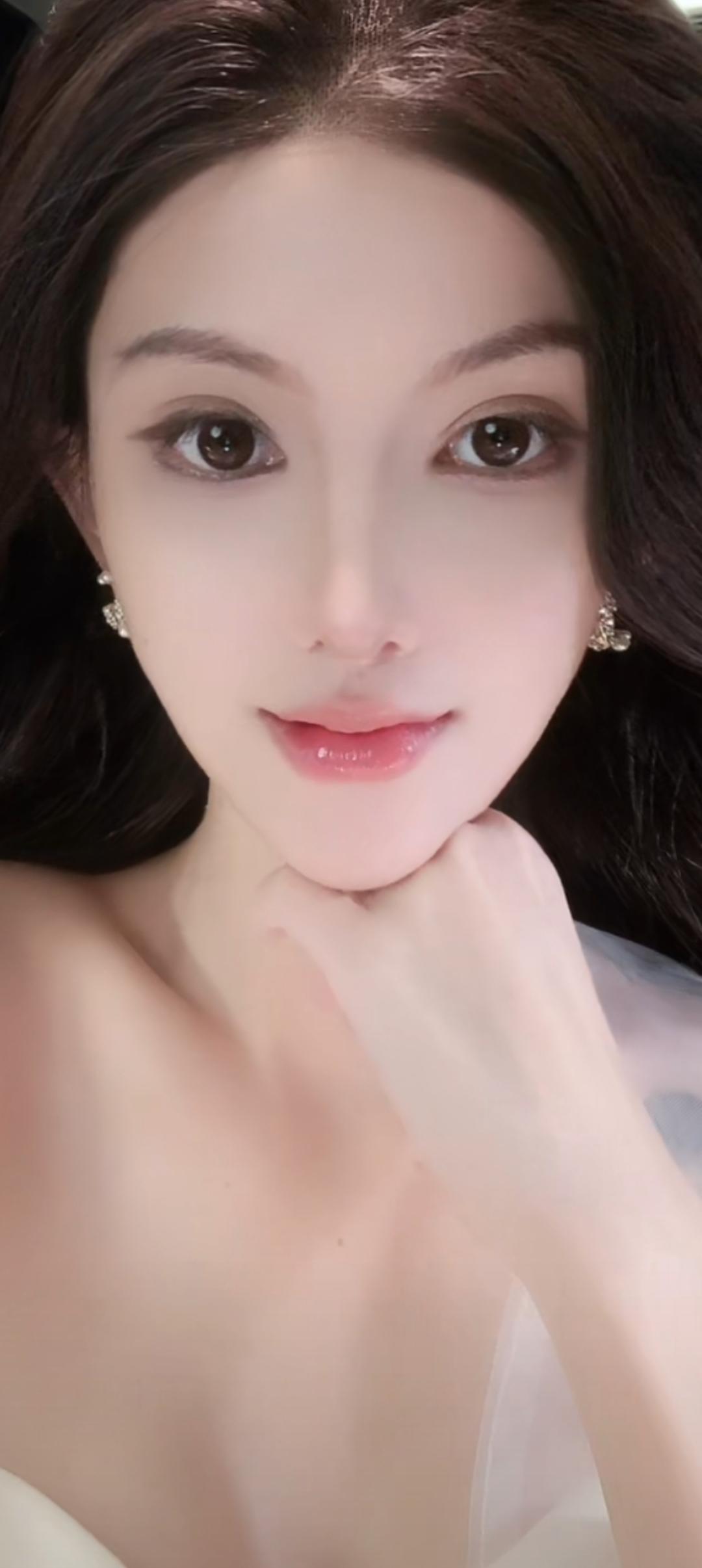 这位美女正在微笑，好温柔啊。