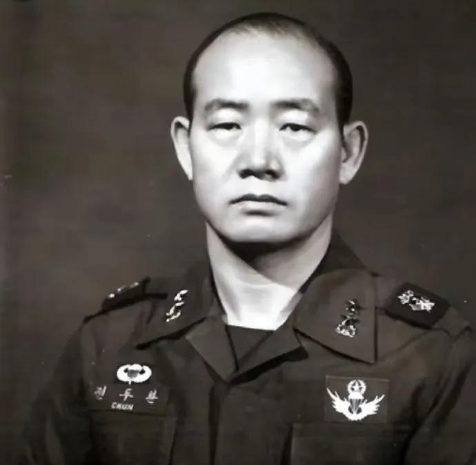 全斗焕是军阀，而且是顶级军阀。军政府，当总统的军阀。他给士兵的待遇是每天八百人