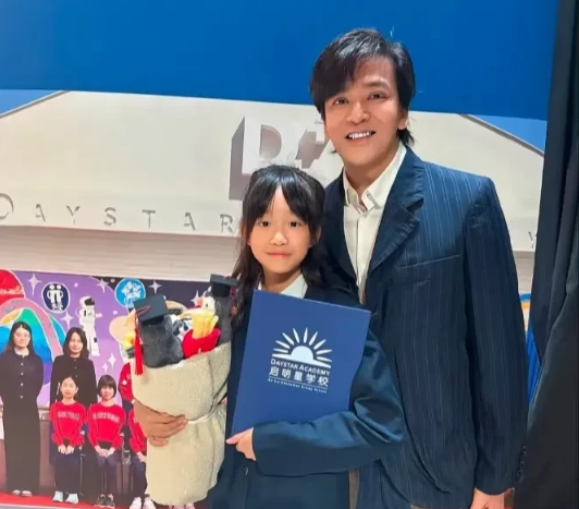 帅爸基因太强大！陈晓东女儿小学毕业照曝光，网友：复制粘贴实锤！娱乐圈又被“