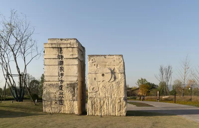 良渚文化消失的原因众说纷纭。良渚兴盛于公元前3300年到公元前2200年，是长江