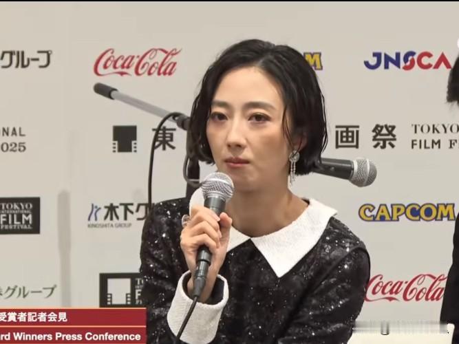 站在王传君旁边的是桂纶镁我惊讶了事实证明女人减肥真的不能减过头了，不然出现断