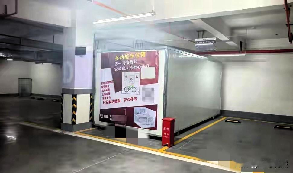 云南昆明，一男子买了车位，但没买车辆，车位一直闲置，于是他花6700元定制了一个