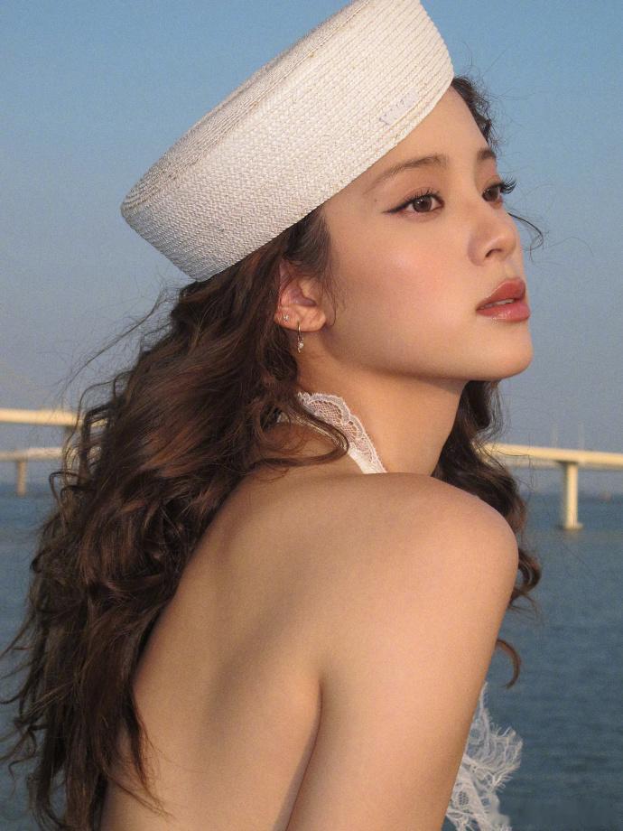 欧阳娜娜放了俩张和张凌赫的合照淡紫裙配黑西装的同框好搭，欧阳娜娜温柔又灵动，张
