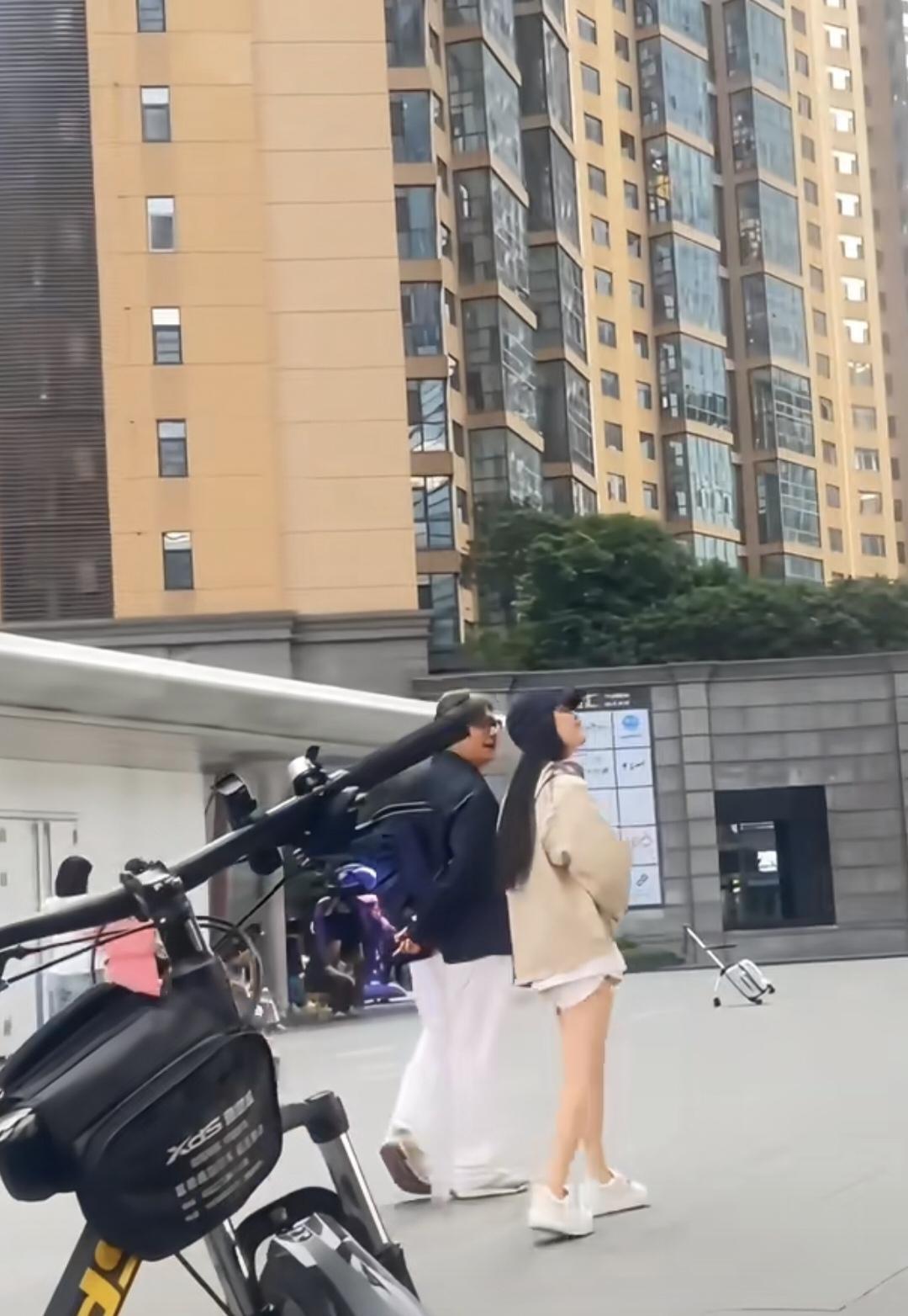 李湘长沙街头被偶遇，王诗龄与爸爸王岳伦走在前面，父女俩边走边聊，有说有笑，