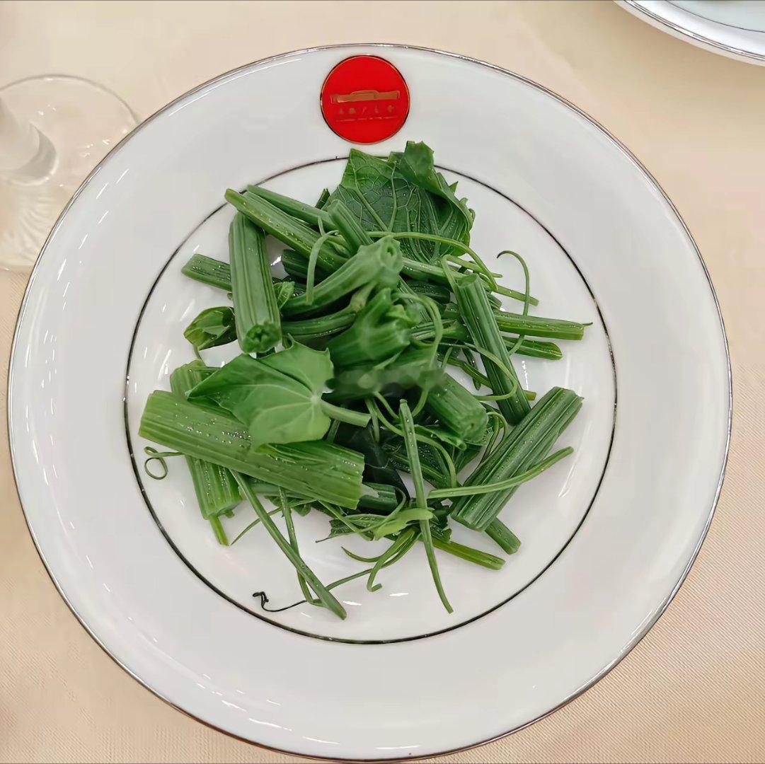 国宴上的两盘藤头菜与牛肉