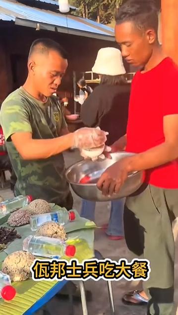 佤邦军队吃饭还是喜欢用手抓！可以看到几张饭桌上的饮食很特殊，每人一份米饭，铺