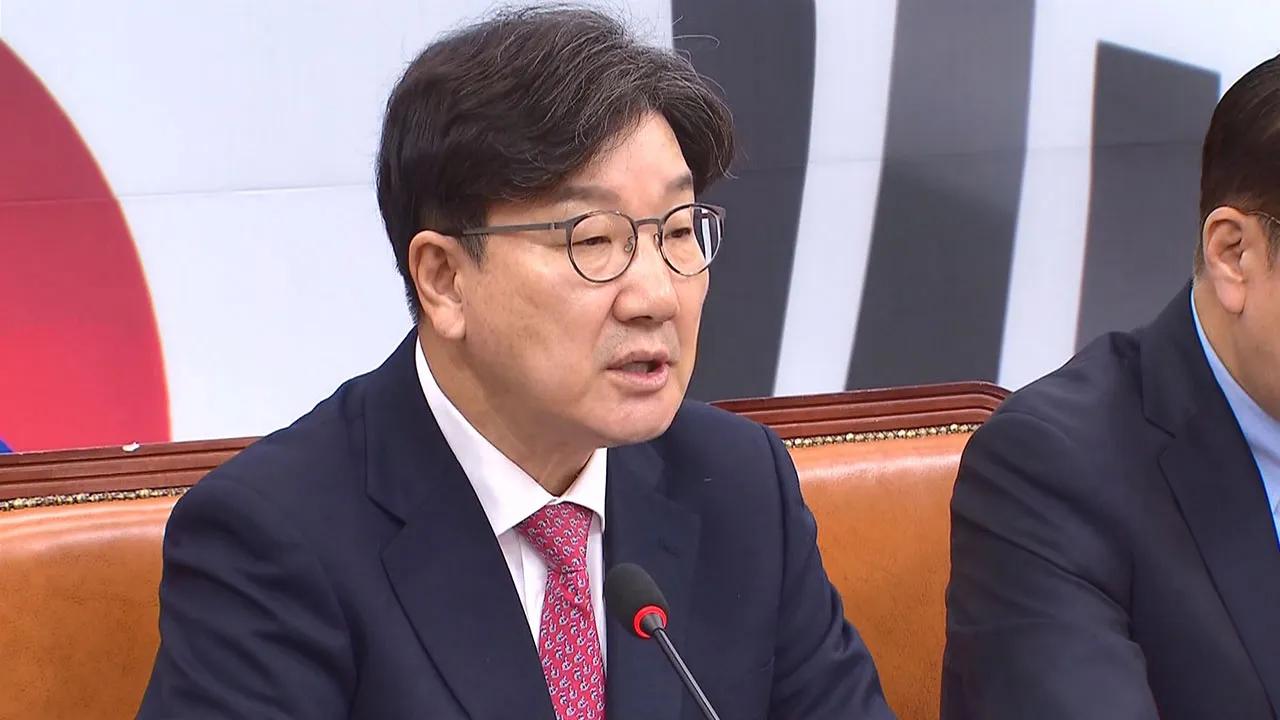 权性东为“救”韩德洙，公开嫌弃崔相穆应对美国钢铝加征25%关税不力。指责李在明