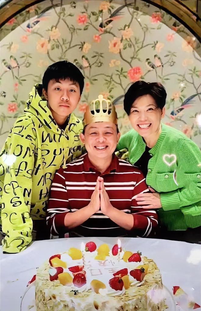 邓亚萍和儿子林翰铭，一起为丈夫林志刚庆祝生日快乐。