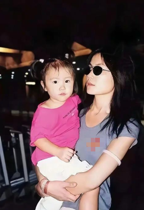 窦靖童小时候，妈妈王菲一直给她梳小辫子的，要是等比例原样长大，应该也是个大美女，不会比妹妹李嫣差吧。